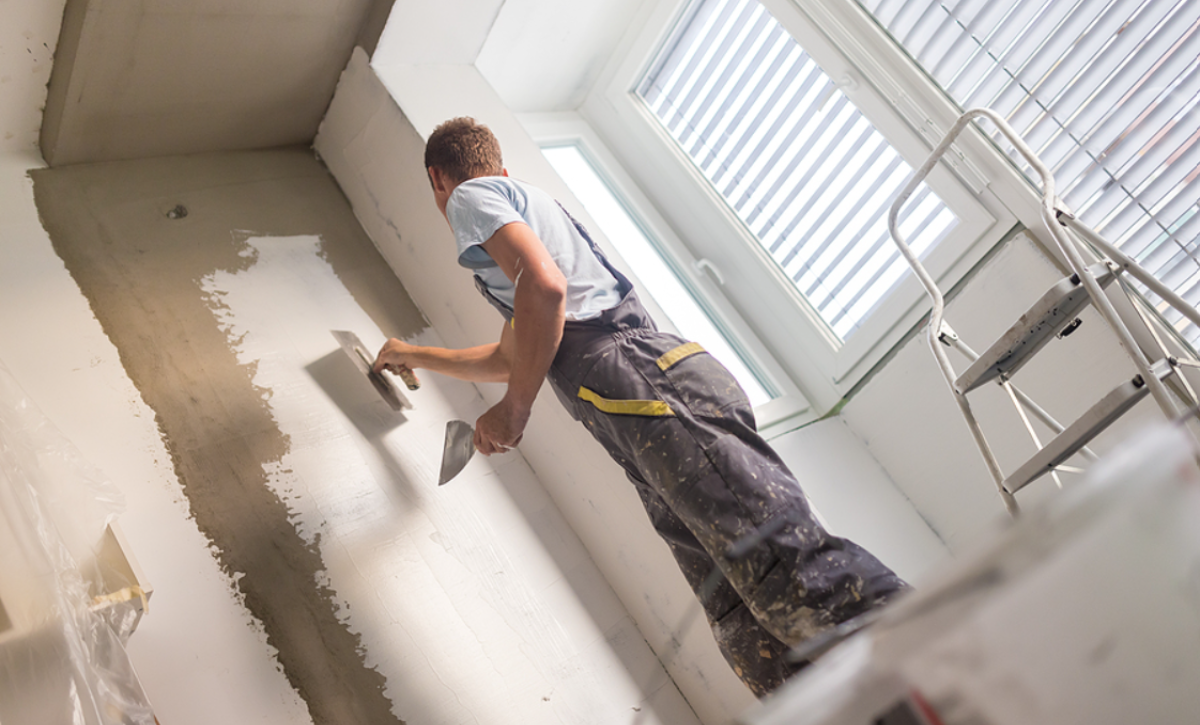 man applying stucco, Traditional vs. Synthetic Stucco